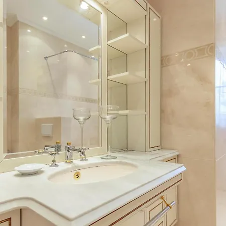 7 Bedroom Cozy In Malaga