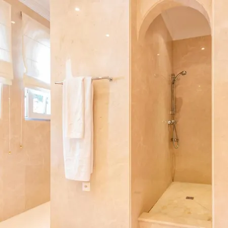 7 Bedroom Cozy In Holiday home *