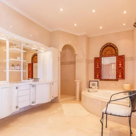 7 Bedroom Cozy In Malaga